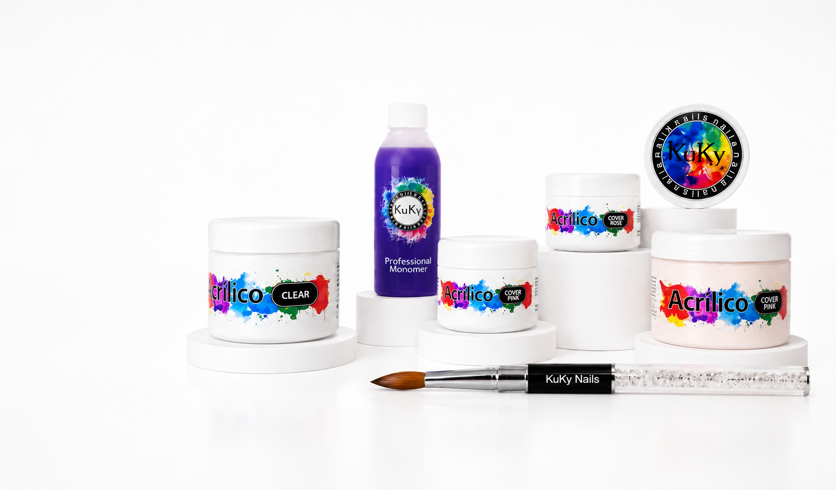 Composición de productos acrílicos profesionales Kuky Nails con monómero, polvos acrílicos y pincel de acrílico sobre fondo blanco.