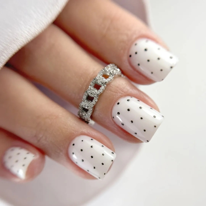 Diseño de uñas cortar construida con el gel milk de la línea hypy de mistero Milano y lunares negros